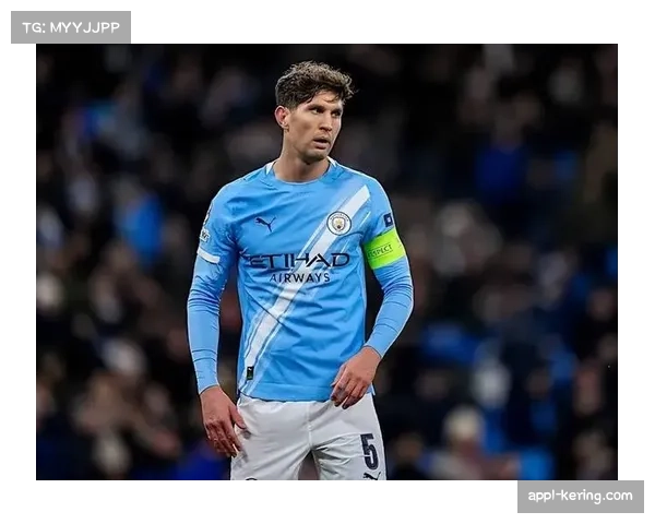 转播镜头：在角球防守中，曼城后卫斯通斯始终用手势指挥队友站位